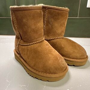 Toddler Uggs Never Worn! Chestnut Classic Uggs size 6